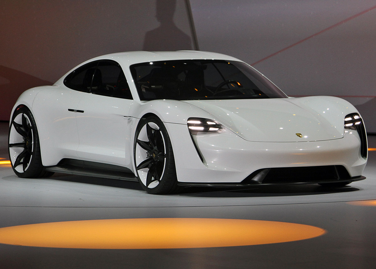 Porsche Mission E har firehjulstræk, 600 hk og en 0-100-tid på under 3,5 sekunder. Fotos: Torben Arent