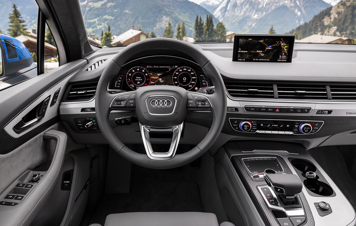 Førerpladsen er elegant, gedigen og rummelig. Audi holder fast i popup-skærm, mens en ny ting er det gennemgående bånd af luftdyser. Det virker designmæssigt vellykket.