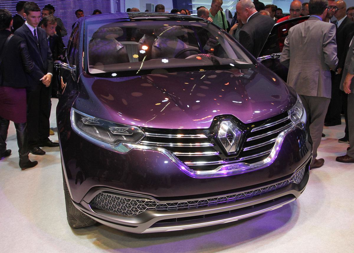 Fronten er ikke overraskenden. Den følger Renaults nye designstil med det dominerende Renault-logo. 