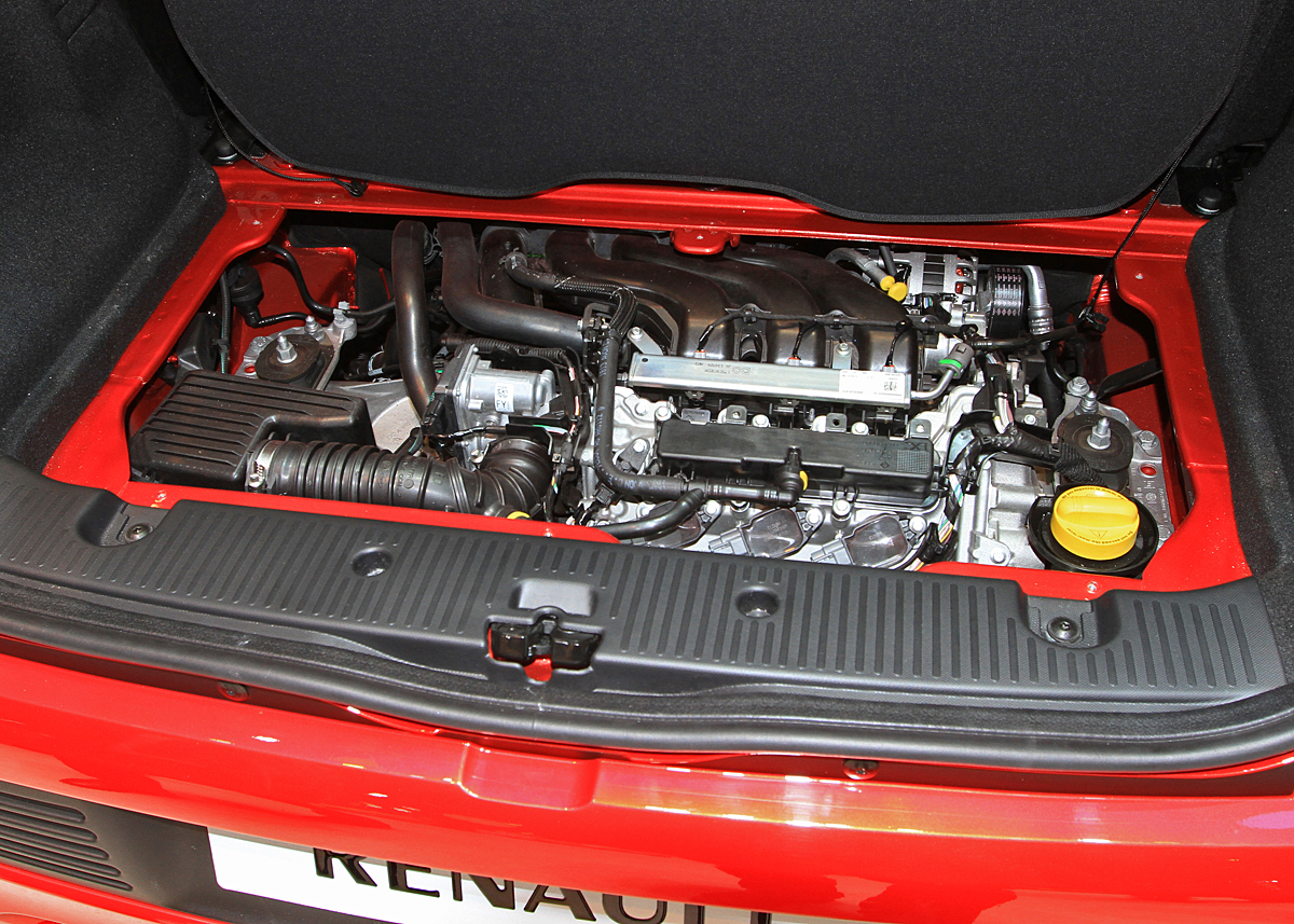Motoren i både Renault Twingo, Smart Forfour og Smart Fortwo ligger under gulvet i bagagerummet.