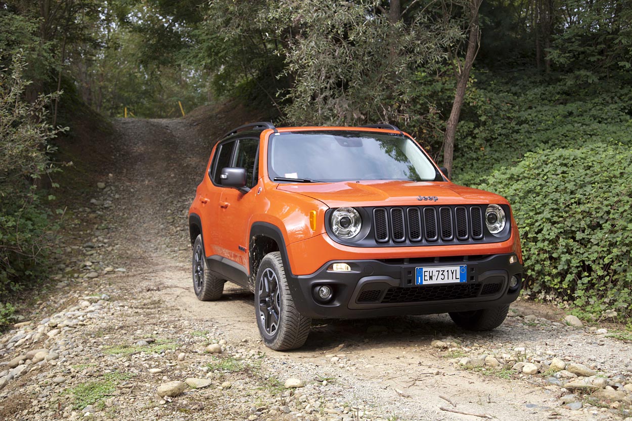 Jeep Renegade er en anderledes, mere kompakt og mere ungdommelig Jeep, men det typiske ansigt med runde lygter og syv lodrette køleåbninger er der ikke pillet ved. Foto: Peter Clausen