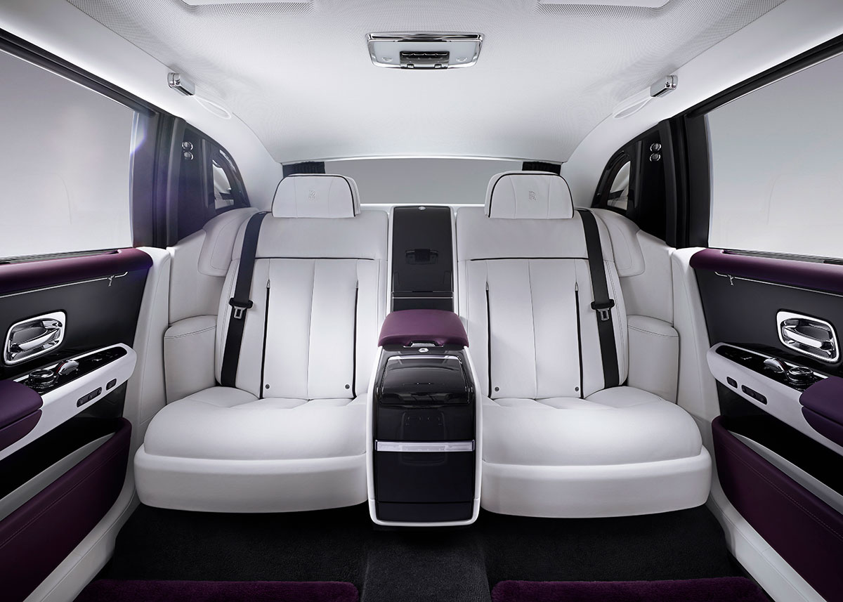 Det er bagsædet, det drejer sig om i en Rolls-Royce. Her er det den overdådige luksus og plads i den forlængede udgave.