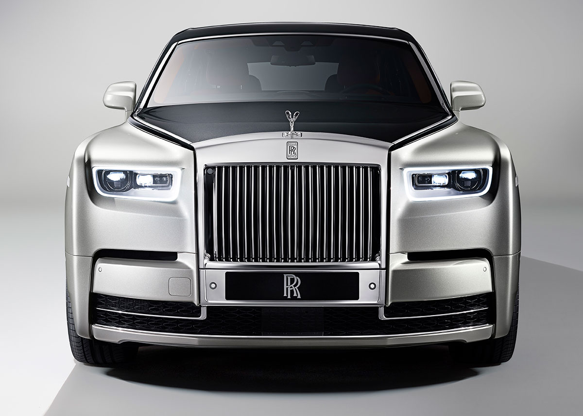Rolls-Royce byder nok på bilbranchens mest imposante grill. På den nye Phantom er den rundet en smule af foroven.