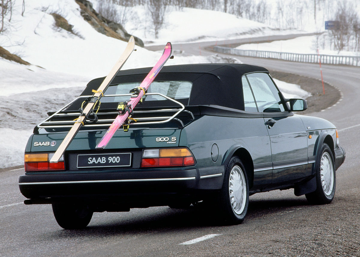 Saab 900 Cabriolet blev markedsført som en åben bil til helårsbrug. Med stor succes, især i USA .