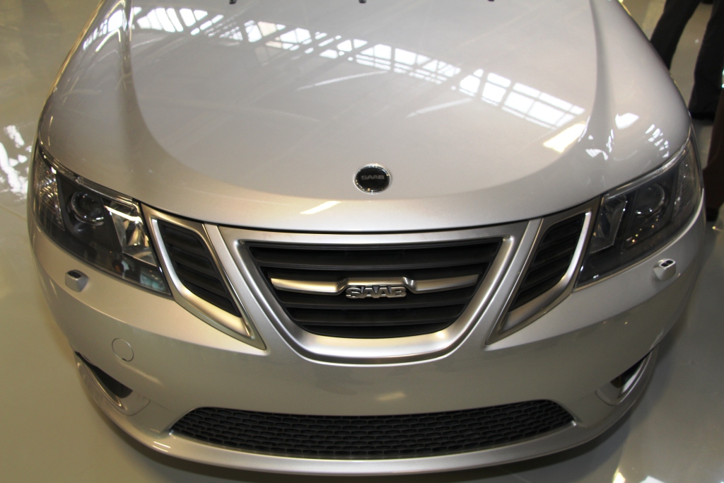 Saab har fået nyt logo i form af en sort cirkel med de fire sølvfarvede bogstaver SAAB.