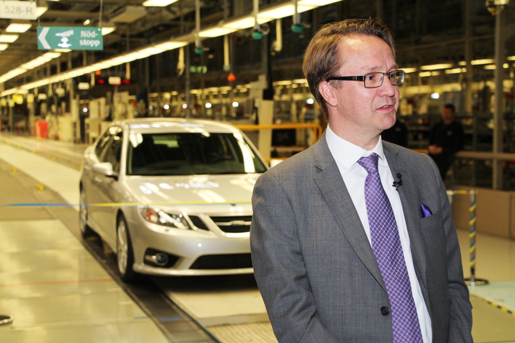 - Jeg er stolt af at kunne fremvise vores første færdigbyggede bil. Før en egentlig produktion kan genoptages, mangler vi stadig at få færdiggjort et par aftaler med undeerleverandører, men nu ved vi, at samlebåndet er klar til at producere biler, siger Mattias Bergman, som er direktør for NEVS, som står bag det nye Saab-mærke.