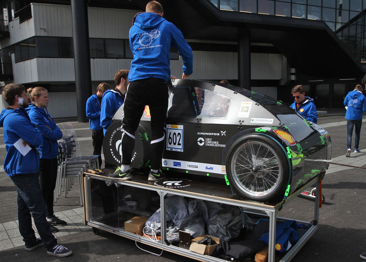 Aalborg Universitet havde kun mindre problemer op til starten på Shell Eco-marathon. Men at bilen brugte for meget brændstof var også problematisk nok i et økoløb. 