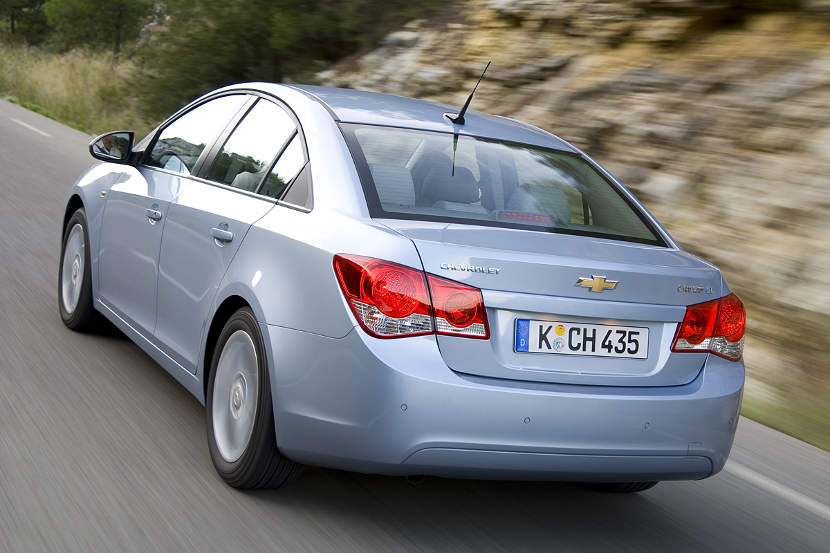 Cruze er rund og kompakt i linierne og har et godt kvalitetspræg. I første omgang fås Cruze kun som sedan, altså med udvendigt bagagerum. Først i 2011 ser vi den som hatchback.