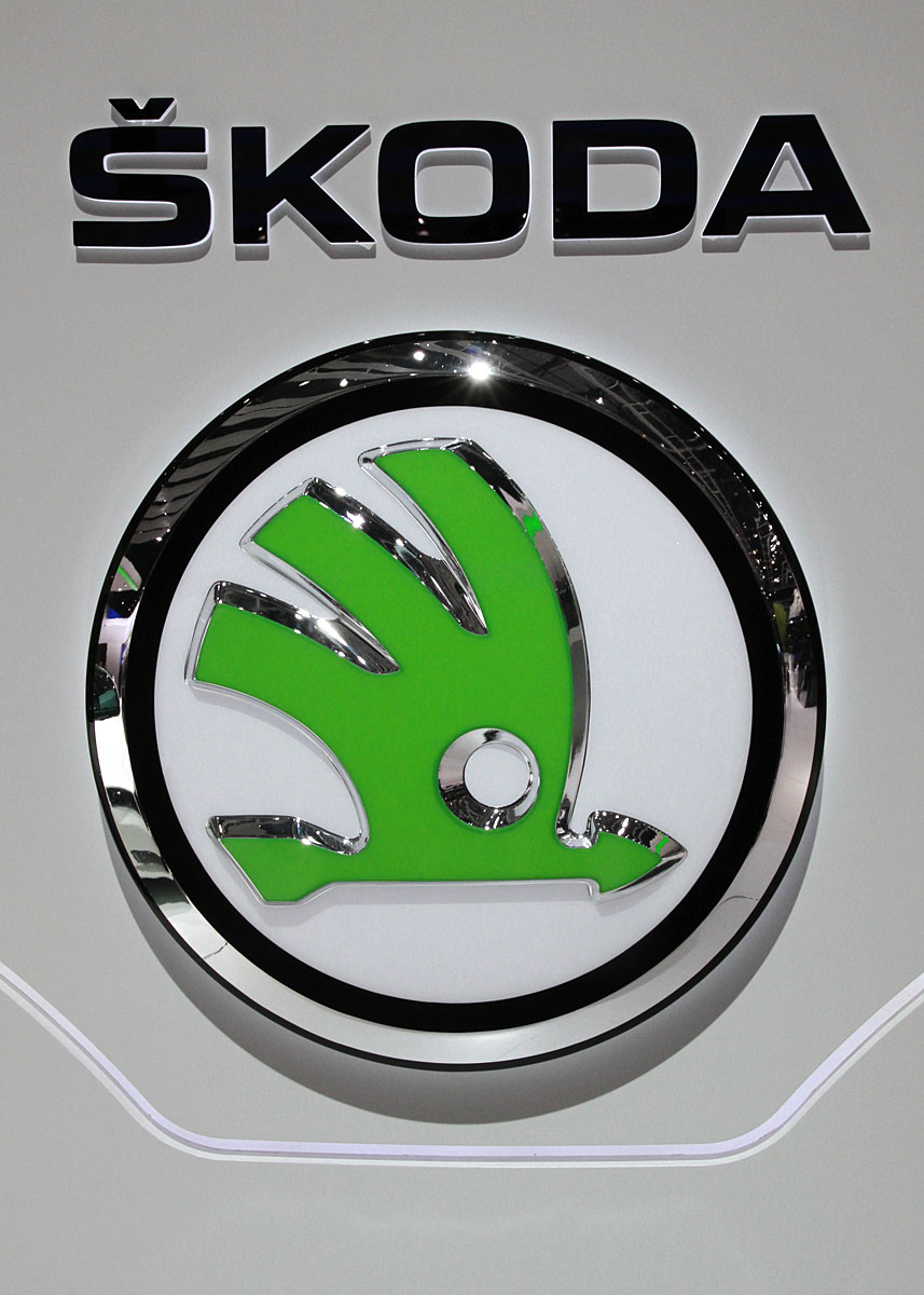 Det nye Skoda-logo er i mere let form. Ordet Auto er væk sammen med det sorte. Den vingede pil, "fuglen" er gjort mere enkel og har fået en lysere farve. Men den grønne farve forsvinder helt, når logoet tages i brug.