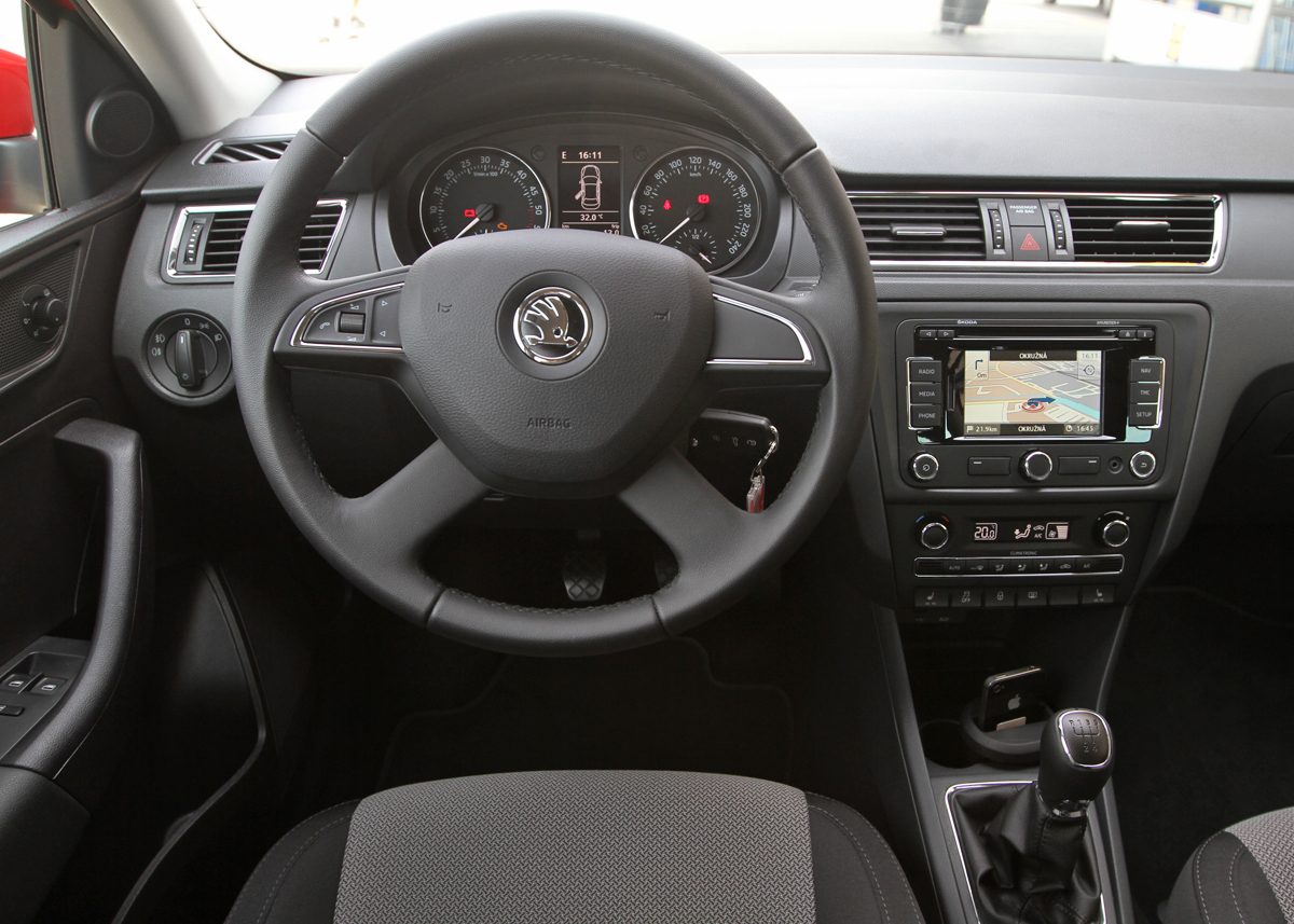 Skoda Rapid blander i kabinen  lige som Toledo - kendte, fine Volkswagen-komponenter og billige og hårde plastmaterialer.