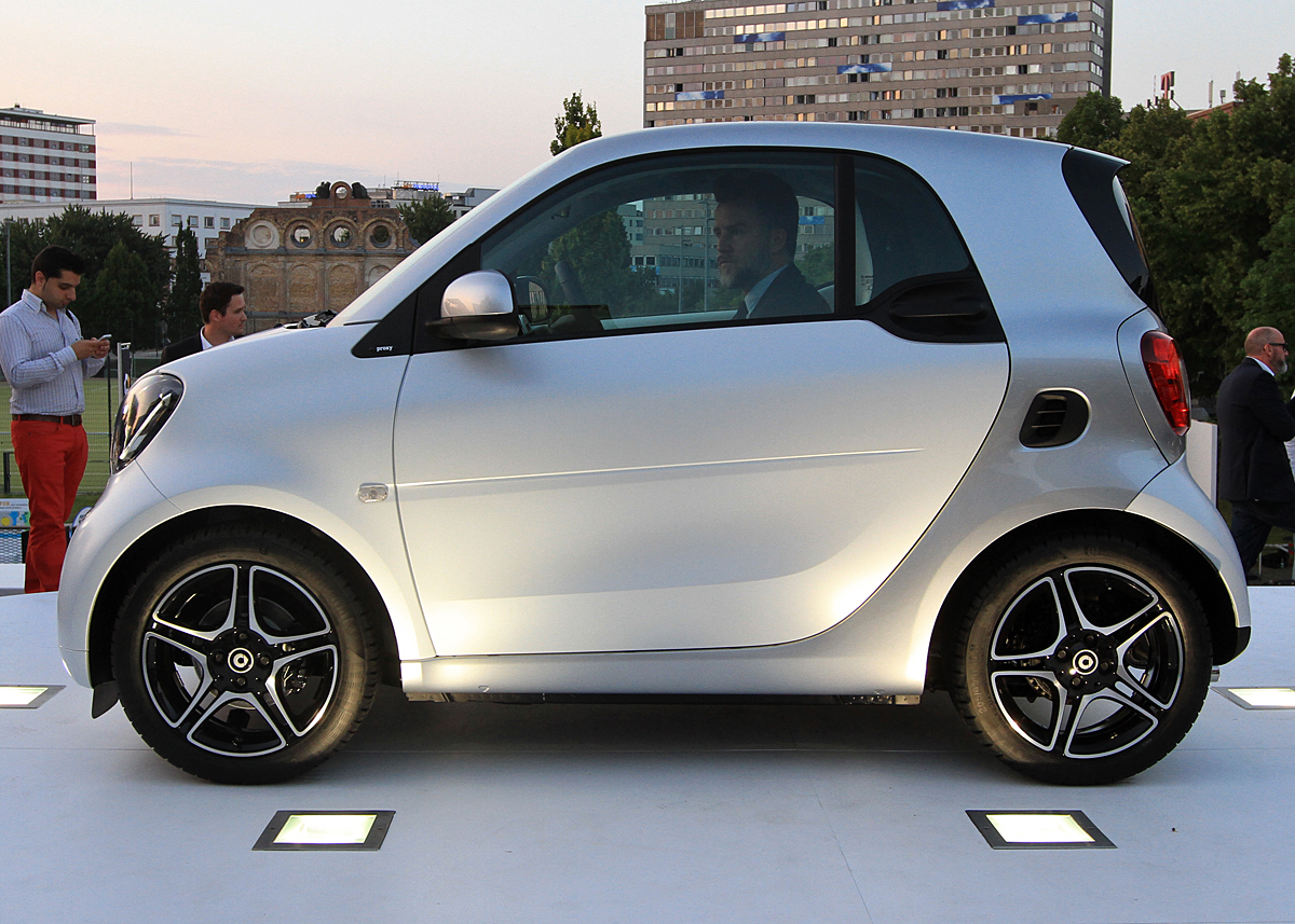 Smart Fortwo er stadig kun 2,69 meter kort og har bevaret sit design-kendetegn med "tridion"-cellen. En stor del af karrosseriet er dog nu af metal.