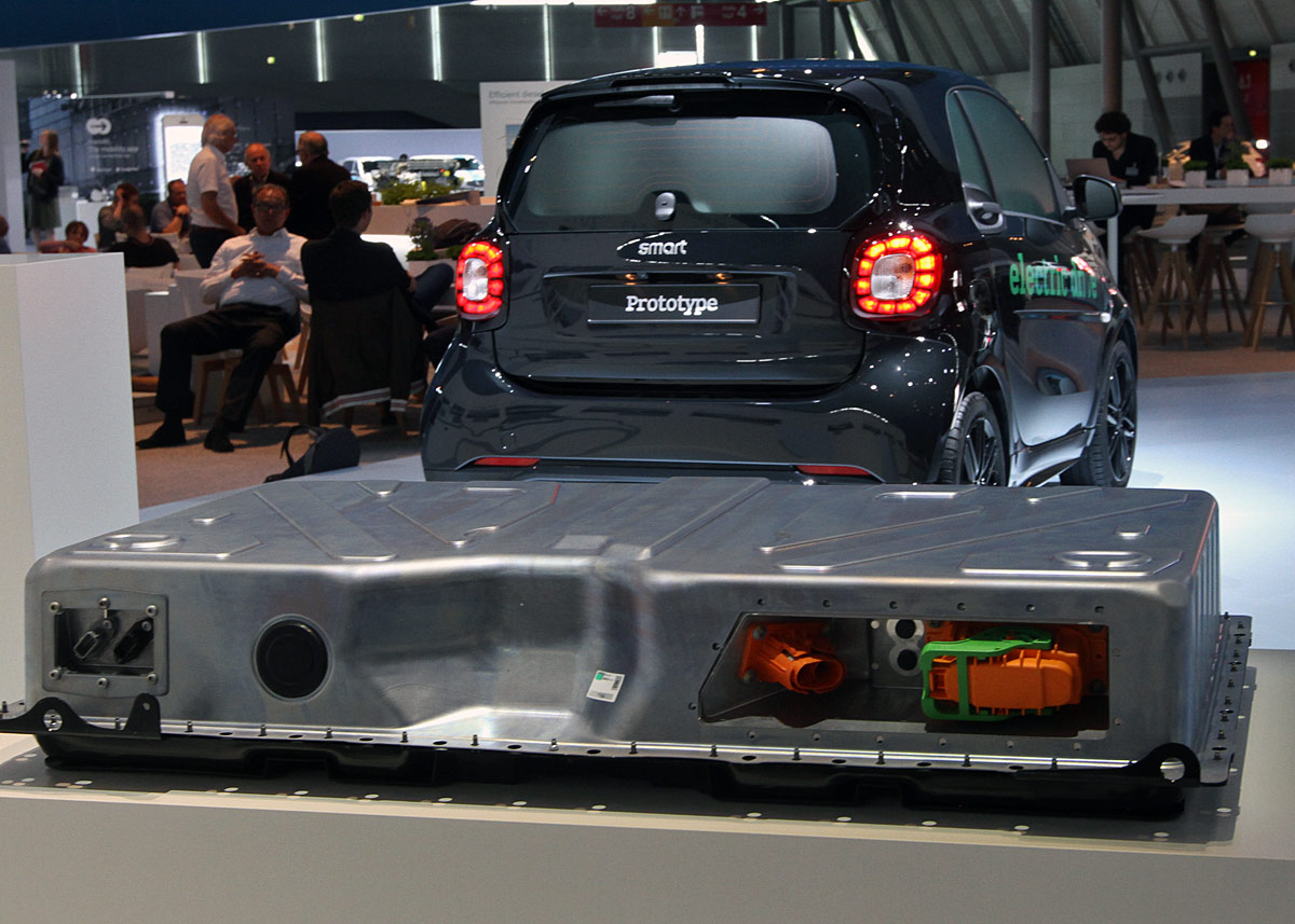 Den nye Smart lanceres til september som elbil. Daimler vil ikke sige, hvor meget energi - og dermed rækkevidde - der er i batteriet i forgrunden. Foto: Torben Arent