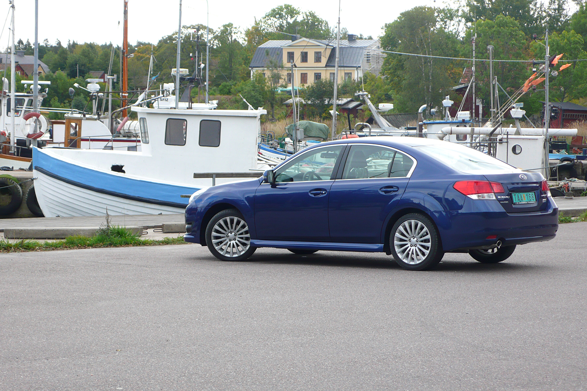 Subaru Legacy har fået et noget mere bastant udseende, og en af ændringerne er, at de rammeløse døre er forsvundet. 