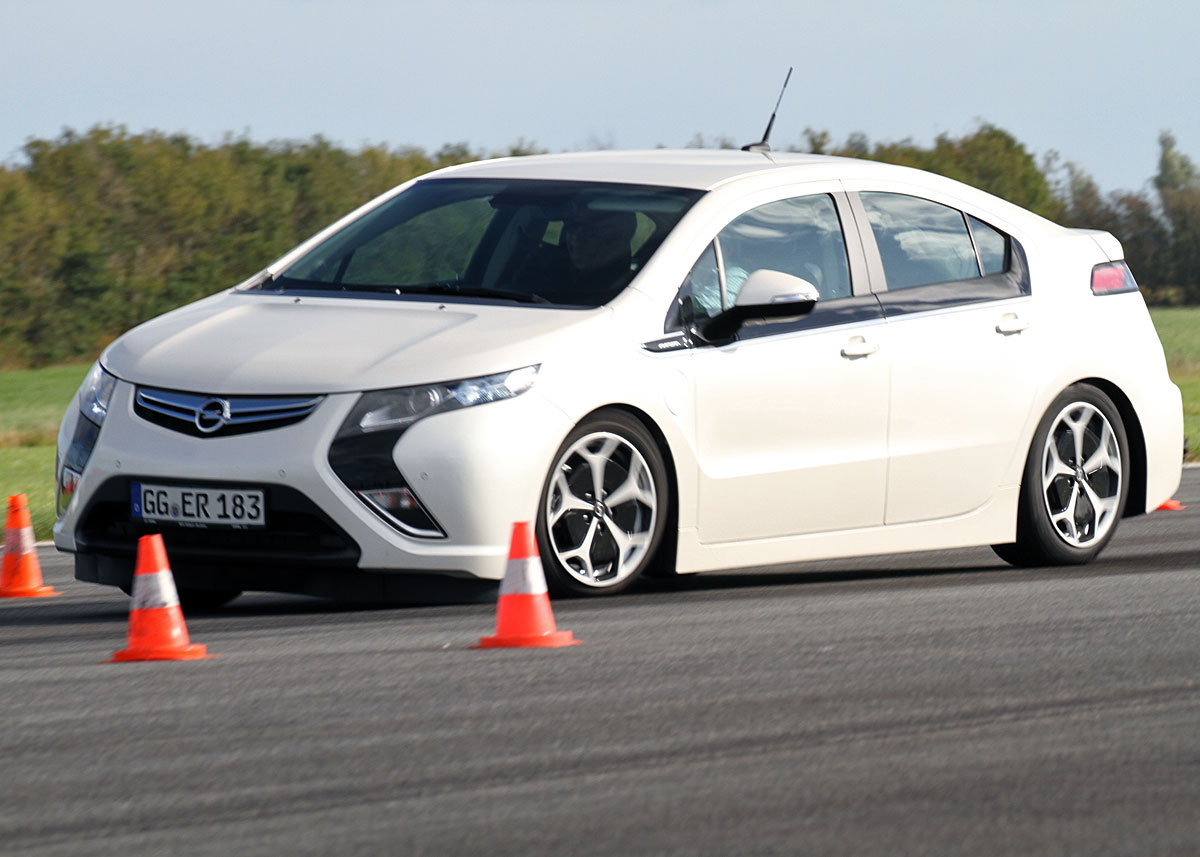 Den berømte elg-test, der i sin tid væltede Mercedes-Benz A-klasse indgår i testprogrammet. Her er det Opel Ampera, der får den hårde tur i Sindal Lufthavn.