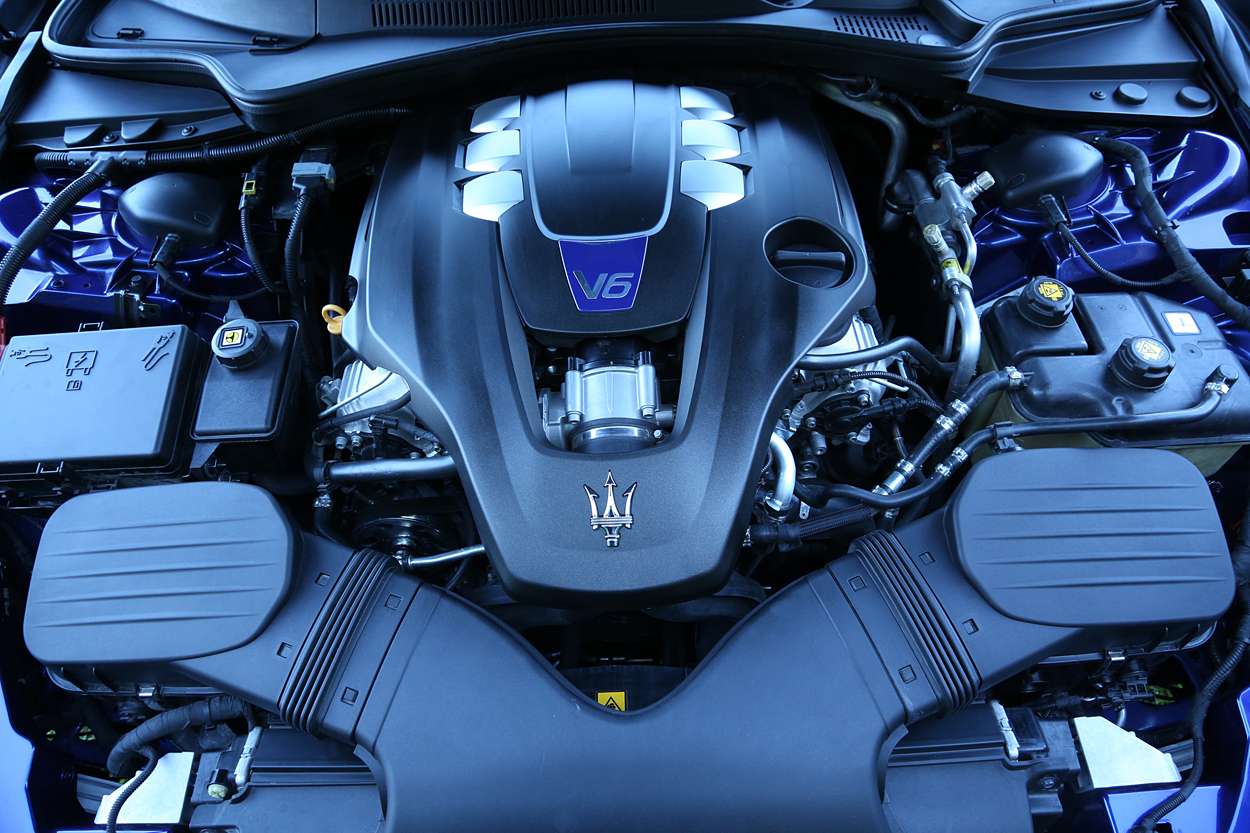 Motoren er en nykonstrueret V6-motor på tre liter med masser af overskud. Den bygges på Ferraris fabrik ikke langt fra Maseratis egen fabrik i Torino.