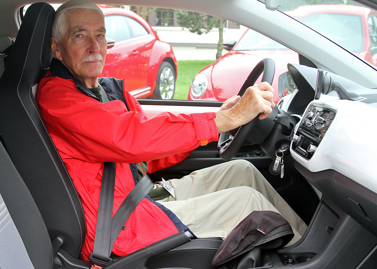 Rogers Søgaard har været det danske medlem af Car Of The Year-juryen i 25 år og grundlagde for 33 år siden Tannistest. 83-årige Søgaard kommer stadig og følger arrangementet og prøver nogle af de nye modeller.