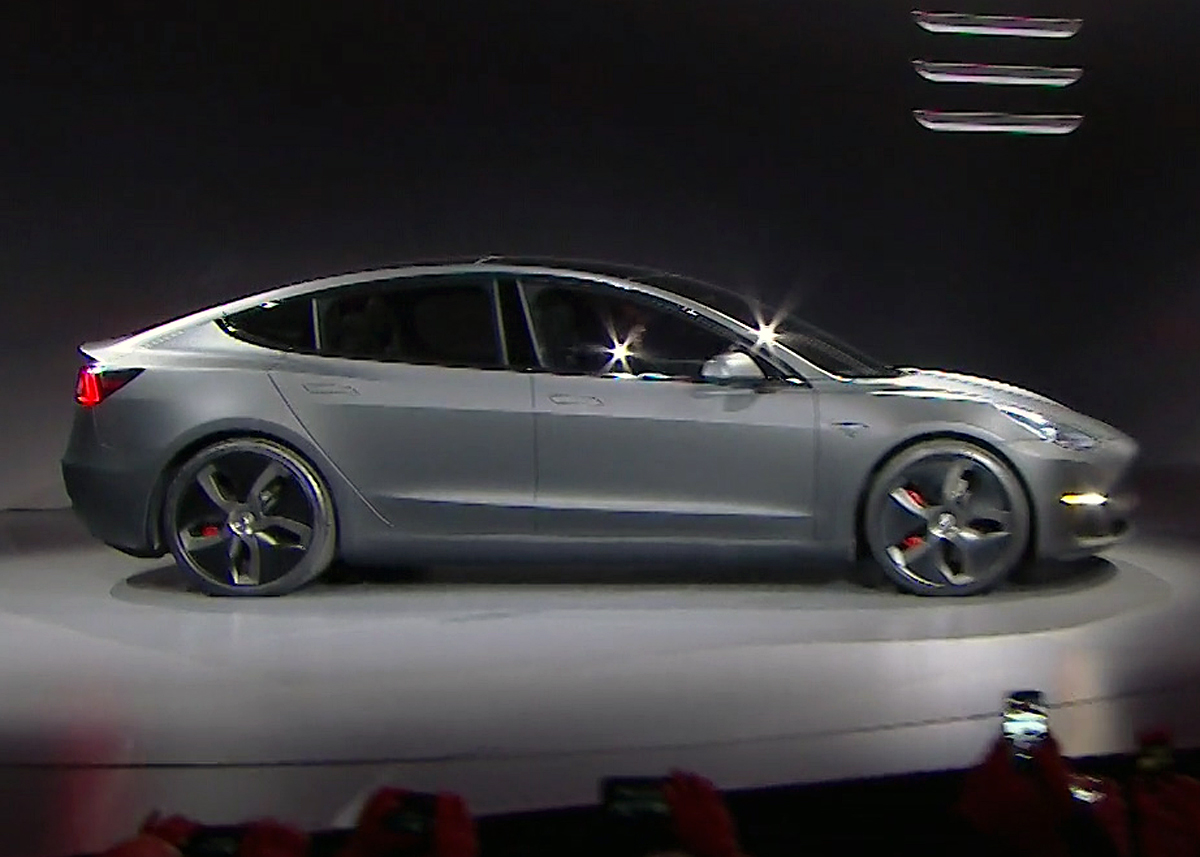 Model 3 er et nummer mindre end Model S og bygget på en ny platform.