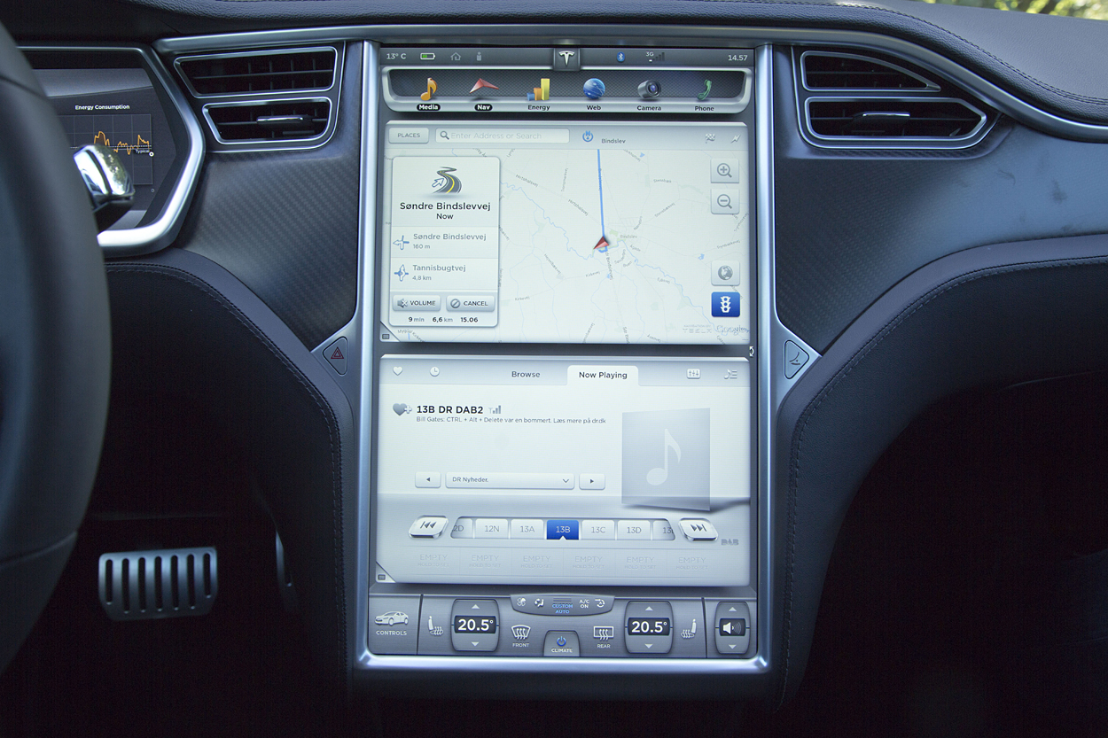 Skærmen i Tesla S er pegefølsom, og i versioner med navigationsanlæg kan man opdele visningen i flere vinduer. Nederst på skærmen styres varmeanlægget.