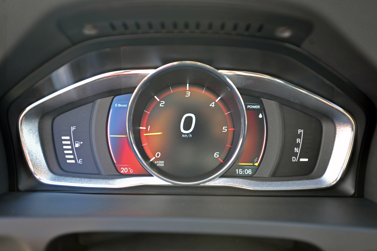Som den første Volvo har hybriden et fuldt digitalt instrumenthus med en stor TFT-skærm kaldet Driver Information Monitor. Føreren kan vælge mellem fire helt forskellige udseender/funktioner. Teknikken kommer også i V40 og senere i alle Volvo'er.