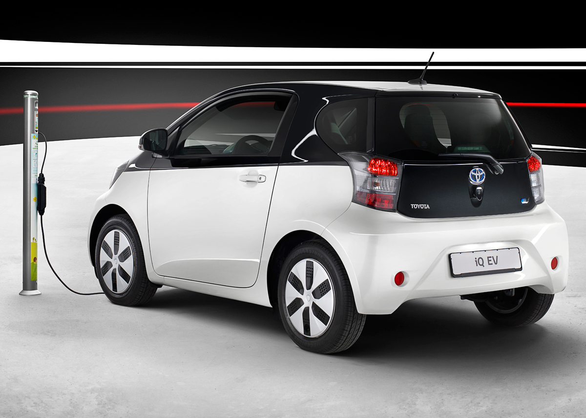 Toyota iQ har så lille batteri, at elbilen kan lades op på blot tre timer fra et almindeligt 230 volt-stik.
