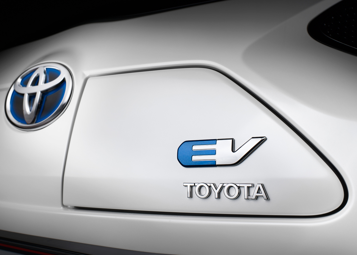 Toyota iQ EV har en låge på fronten til opladningsstikket.