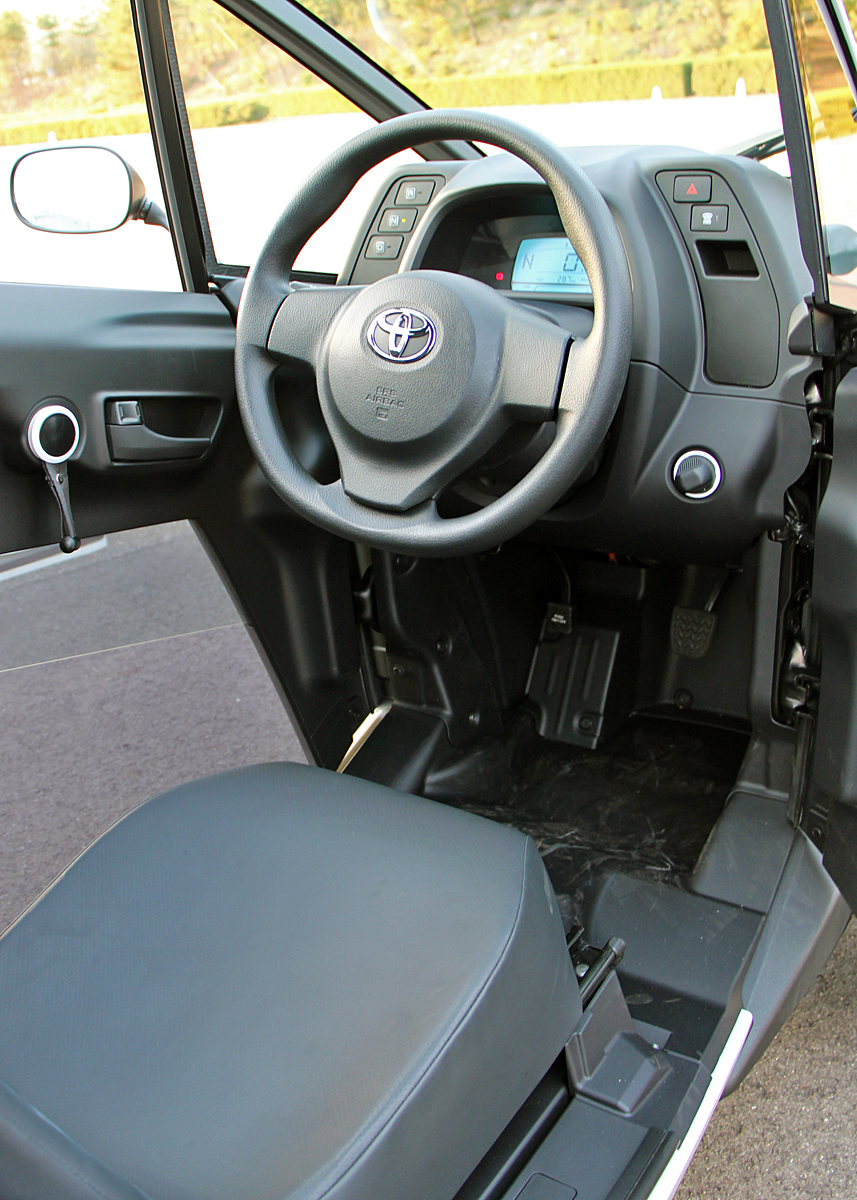Man styrer i-Road med et almindeligt rat, ligesom der er pedaler til både speeder og bremse. Der kommer airbag i rattet i de europæiske udgaver, mens der er almindelig sikkerhedssele i alle udgaver.
