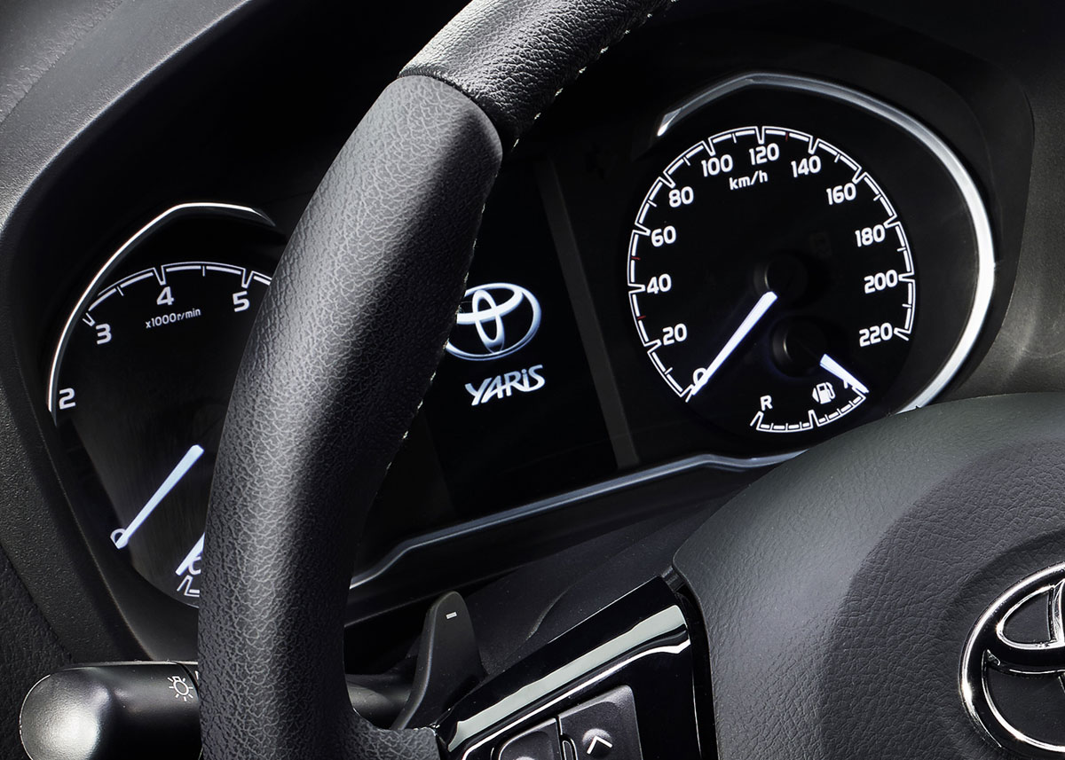 Den nye, firetommers TFT-skærm sidder tilsyneladende mellem speedometer og omdrejningstæller, men Toyotas sort-hvide billede illustrerer det ikke.