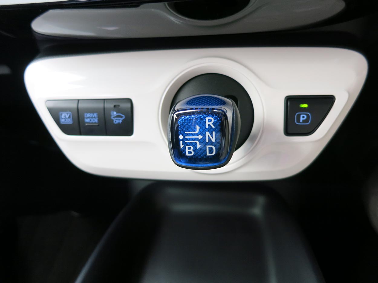 Prius er utrolig letkørt. Som alle hybridbiler er Prius udstyret med automatgear på omtrent samme måde som en elbil.