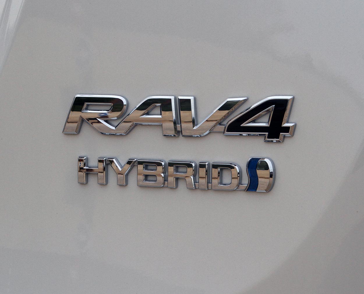 Hybrid-skiltet er nyt på en europæisk Toyota-offroader. Med tilvalg af ekstra elmotor bliver trækevnen pæn.