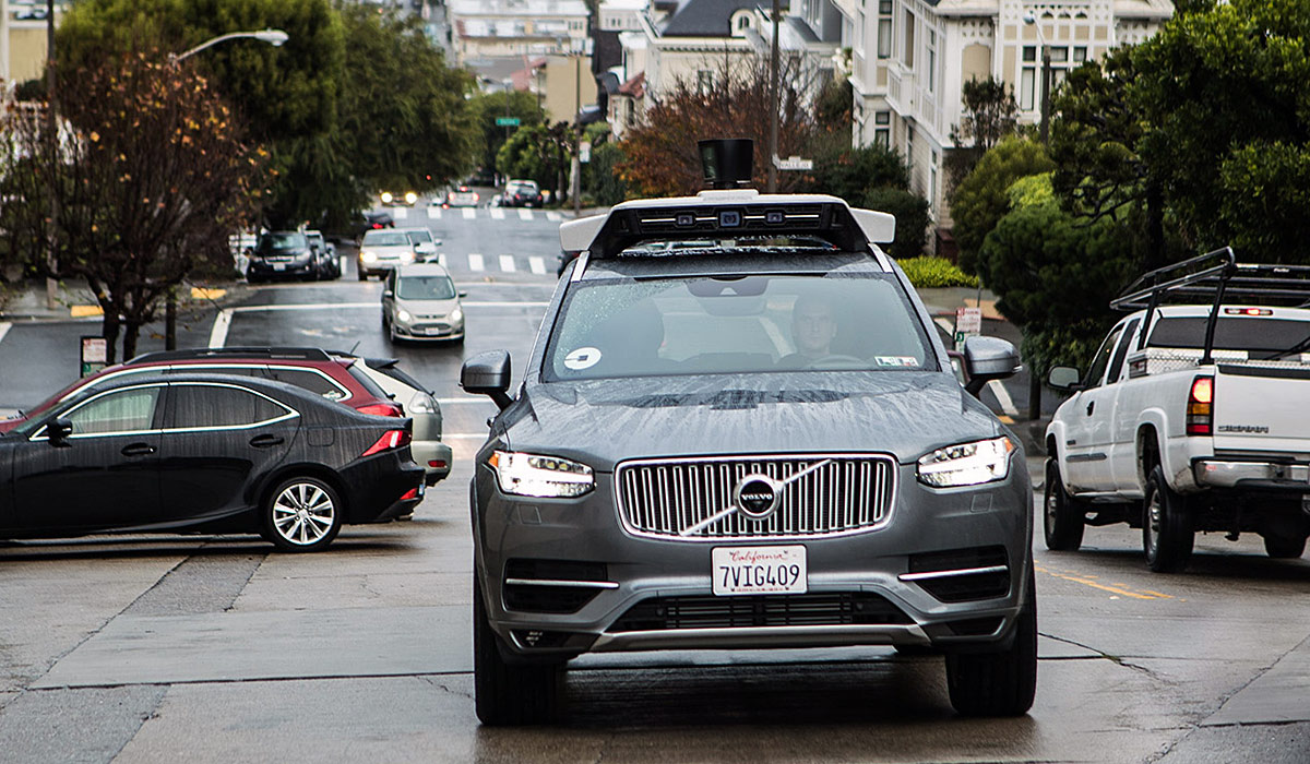 Volvo har udsendt pressemeddelelse og officielle fotos af den Uber-ombyggede Volvo XC90 kørende i San Francisco. Det svenske mærke har tilsyneladende ikke offentligt forholdt sig til, hvordan det ser på, at Uber tilsyneladende tester i San Francisco uden tilladelse. Foto: Volvo