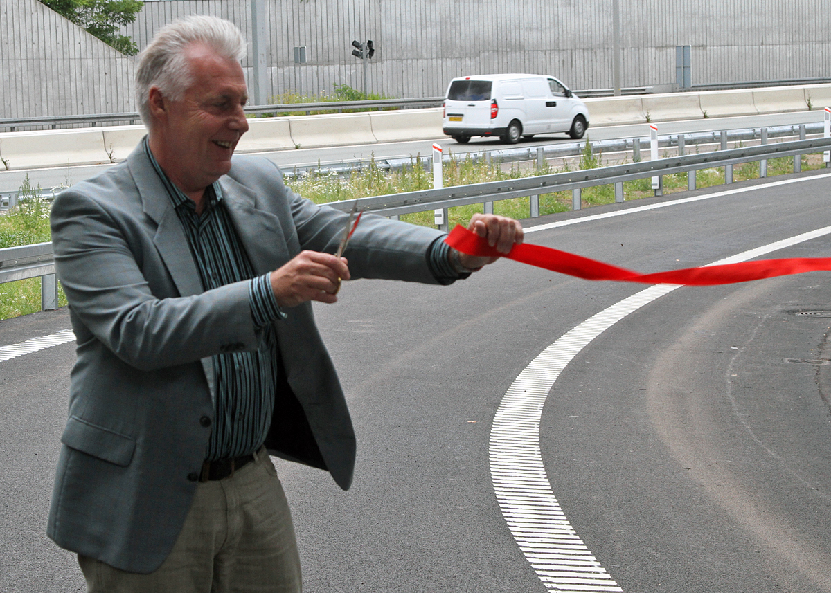 Transportminister Henrik Dam Kristensen klippede selv den røde snor. I modsætning til andre motorvejsindvielser var der ikke skolebørn til at hjælpe med klipningen.