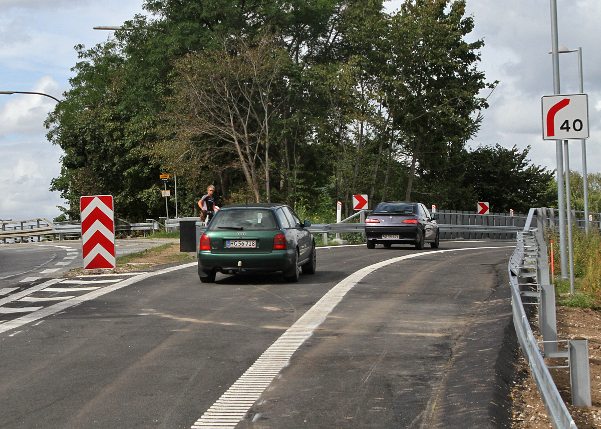 Nogle bilister var hurtige til at tage den nye smutvej i brug, men det krævede lokalkendskab, for skiltet, der peger ned mod motorvejen, var ikke sat op.