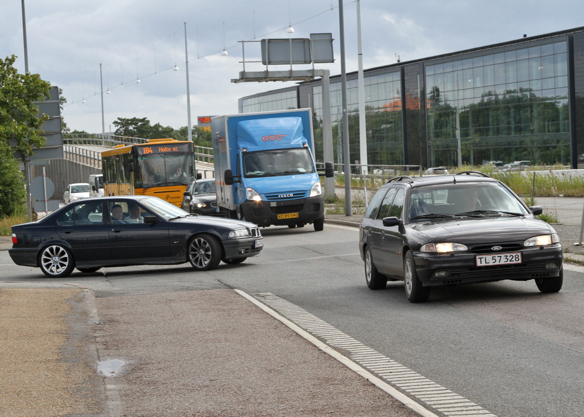 Den nye forbindelse mellem de to motorveje har ikke i sig selv motorvejsstandard hele vejen. På den første del er der en almindelig sidevej, og en cykelsti går langs vejen.