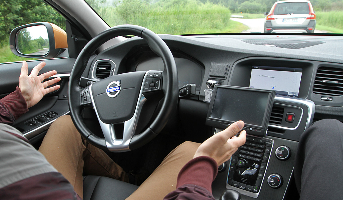 I det store Volvo-forsøg bliver bilerne så autonome, at de kan køre helt selv i offentlig trafik. Men personen på forsædet skal med passende mellemrum holde øje med bilen.