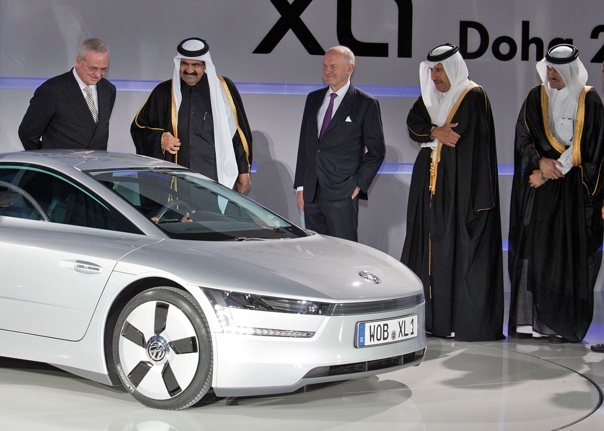 Det var en meget fin begivenhed, da Volkswagen præsenterede XL1 i Qatar. Landets emir var gæst, og både koncernchef, Martin Winterkorn, og bestyrelsesformand Ferdinand Piëch, var tilstede.