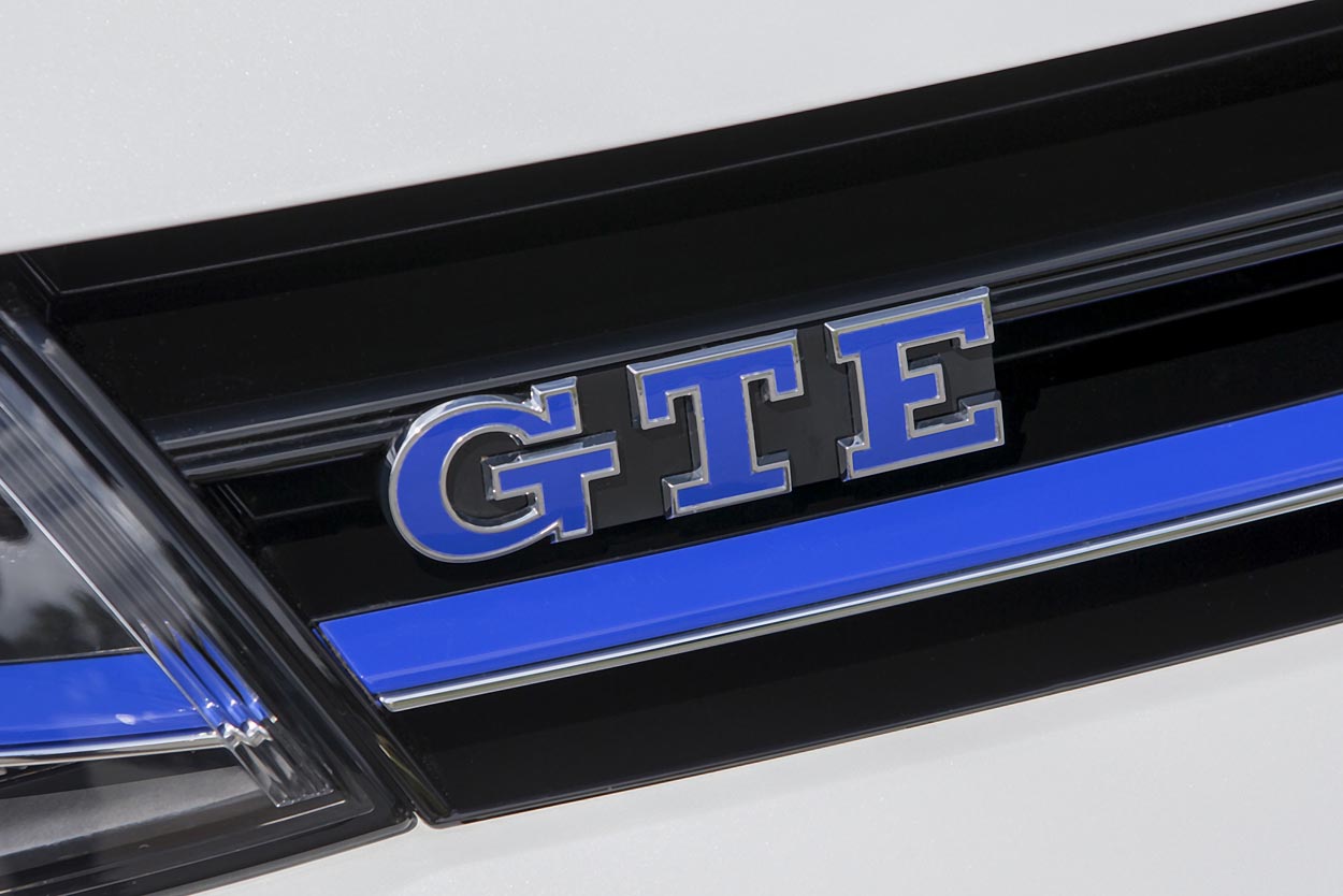 Farvetemaet på VW Golf GTE er blåt: logo, frontgrill og bremsecalipre. Foto: Torben Arent, FDM