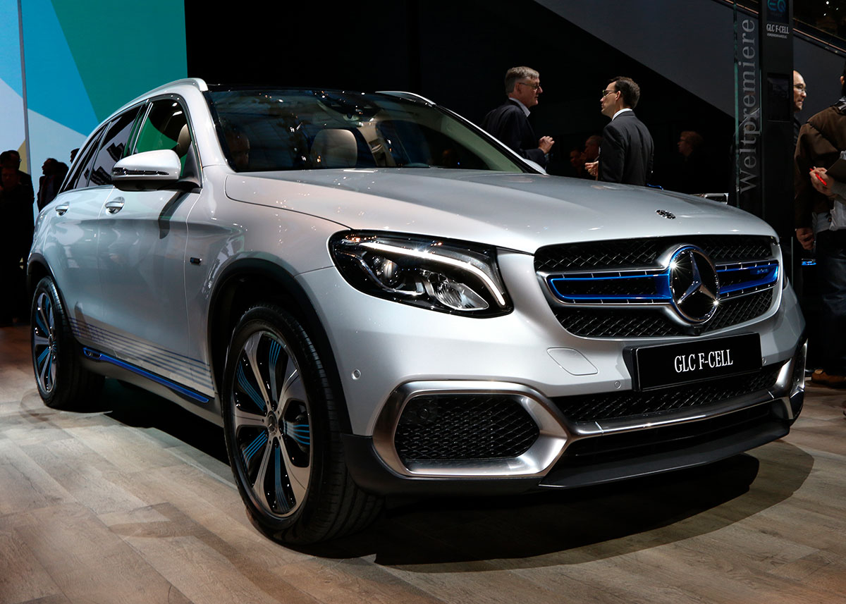 Den mellemstore GLC SUV danner basis for første serieproducerede brintbil fra Mercedes-Benz. Bilen er samtidig en opladningshybrid; et mellemstort batteri giver yderligere knap 50 kms kørsel.