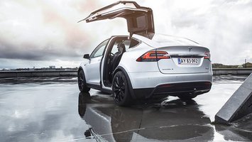 Tasla Model X siden