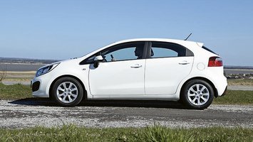 Kia Rio fra siden