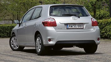 Toyota Auris ligner sig selv bagfra trods faceliftet
