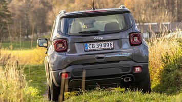 Jeep Renegade ligner en benzindunk bagfra