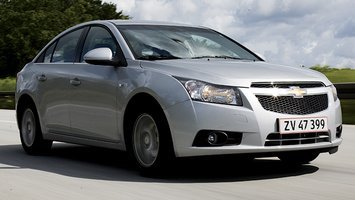 Chevrolet Cruze fås som firedørs sedan.