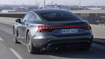 Audi e-tron GT set bagfra