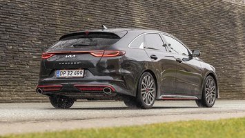 Sort Kia Proceed GT set bagfra holder foran stenmur