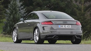 En Audi TT set bagfra, mens den holder på en landevej