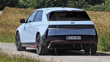 Hyundai Ioniq 5 N set bagfra, mens den kører på vej