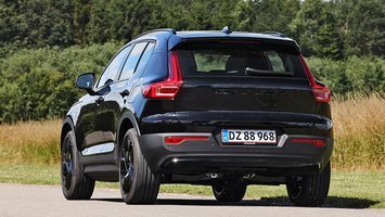 Volvo EX40 set bagfra, mens den kører på en vej