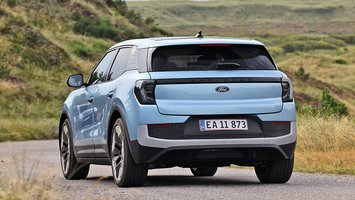 Ford Explorer set bagfra, mens den kører mellem klitter