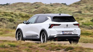 Renault Scenic set bagfra, mens den kører mellem klitter