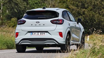 Ford Puma set bagfra, mens den kører på landevej